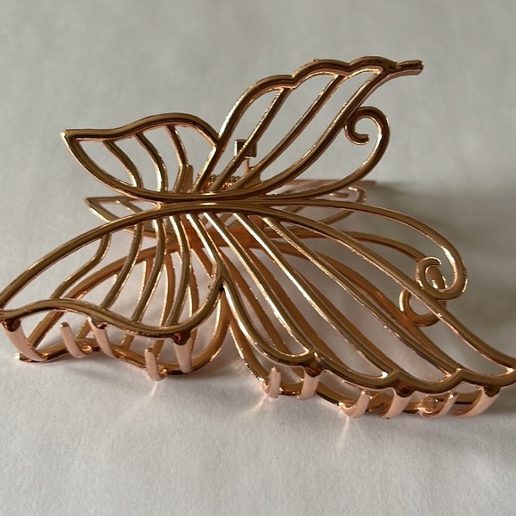 🌟Host Pick🌟 Rose Gold Butterfly Hair Clip - Picture 4 of 5